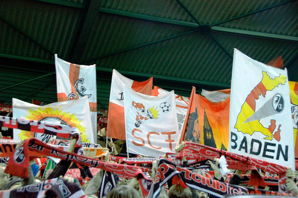 Fans des SC Freiburg und des FC St. Pauli protestieren still im Badenova-Stadion<?ZP?>
