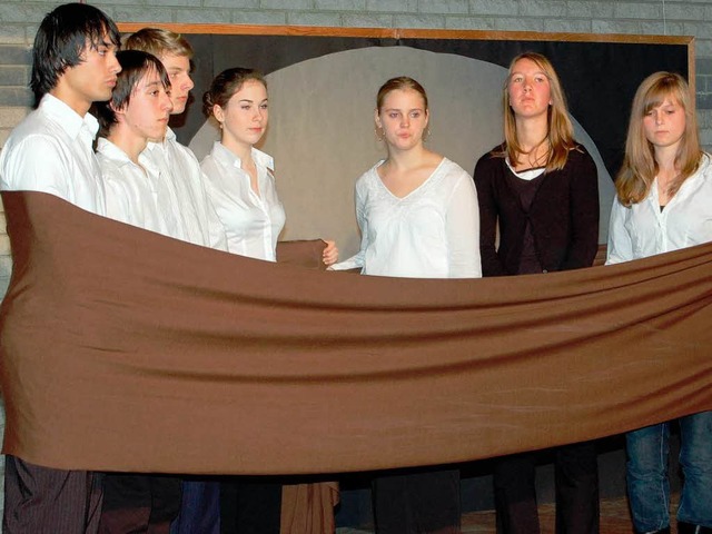 Mit einem  braunen Tuch wickelten sich...d der Gedenkfeier zur Pogromnacht ein.  | Foto: Kai Kricheldorff