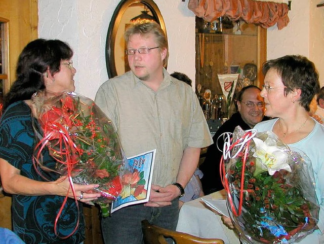 Karin Lffler (links) und Claudia Welt...r dankte ihnen und verabschiedete sie.  | Foto: Gert Brichta