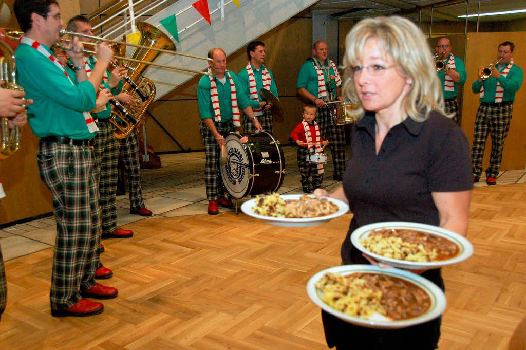 Das traditionelle Nierli-Essen zum Auftakt der Rheinfelder Fasnacht fand dieses Mal im Brgersaal statt.