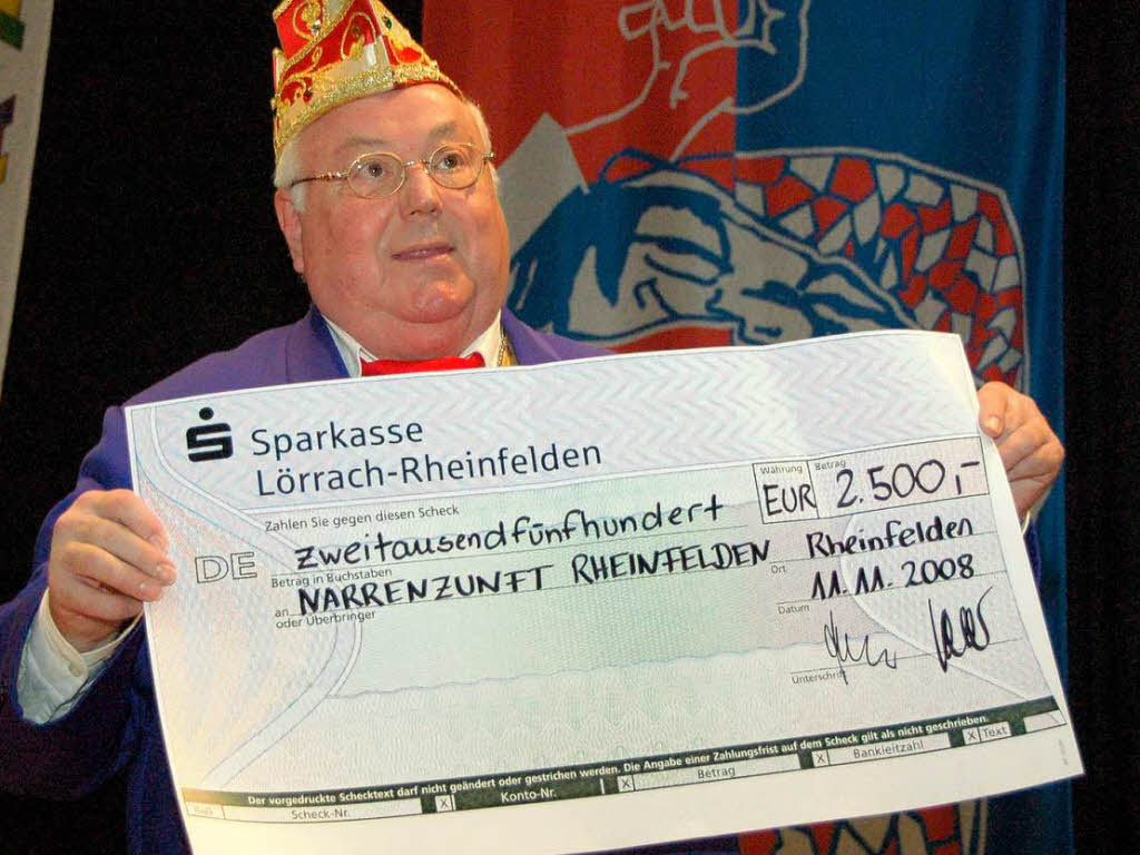 Eine Spende der Sparkasse ber 2500 Euro fr die Rheinfelder Narrenzunft.