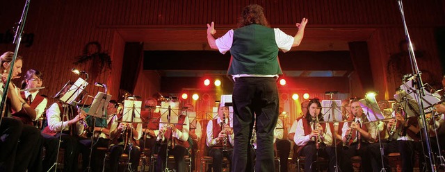 Dirigent Helmut Fischer leitete das Jahreskonzert des Musikvereins Nordweil.  | Foto: Thilo bergmann