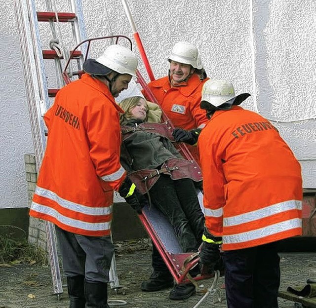 Mittels Schiebeleiter und Rettungsschl...e eingeschlossenen Personen gerettet.   | Foto: Ilona Seifermann