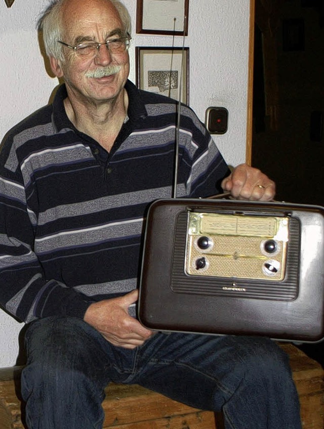 Wolfram Zylka aus Schmieheim mit einem seiner alten Radios.     | Foto: Privat