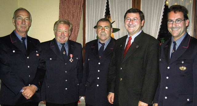 Drei Mitglieder der Freiwilligen Feuer...xa und der  Kommandant Frank Biehler.   | Foto: Privat