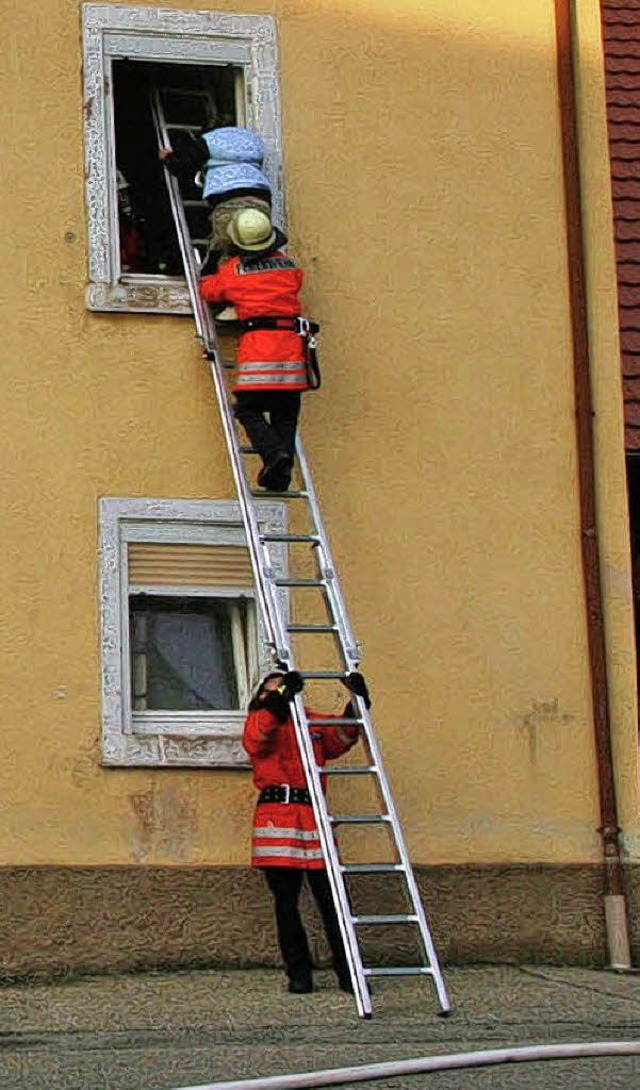 Bei der bung wurde ein Gebudebrand m...nschenrettung als Aufgabe vorgegeben.   | Foto: Decoux-Kone