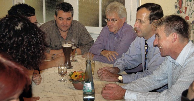 Sebastian Weil, Zweiter von rechts, st...ger kamen in den &#8222;Lwen&#8220;.   | Foto: Langelott