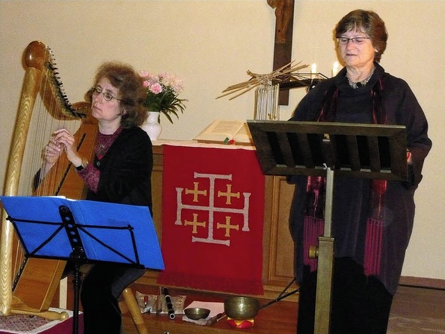 Die Musikerin Eva Schindelin (links) u...estritten einen beeindruckenden Abend.  | Foto: Klaus Brust