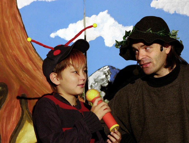 Theaterpdagoge Frank Strber mit Niko... Theaterstck einen Kfer verkrpert.   | Foto: Bastian Henning