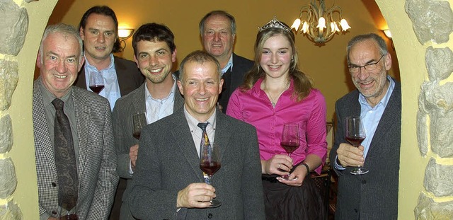 Sie freuen sich ber einen tollen Wein... Wolfgang Sandfort (Stadtmarketing).    | Foto: SelleR