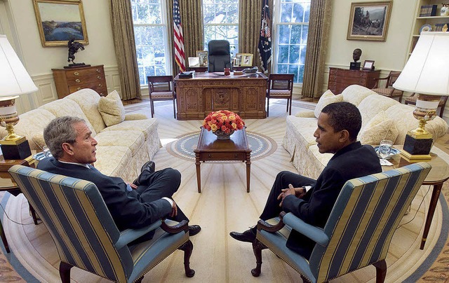 US-Prsident George W. Bush (links) und Nachfolger Barack Obama im Oval Office    | Foto: dpa