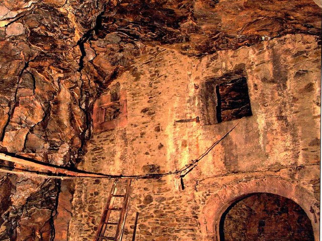 Blick in einen der elf Felsenkeller in...h, indenen frher Bier gelagert wurde.  | Foto: Archivbild