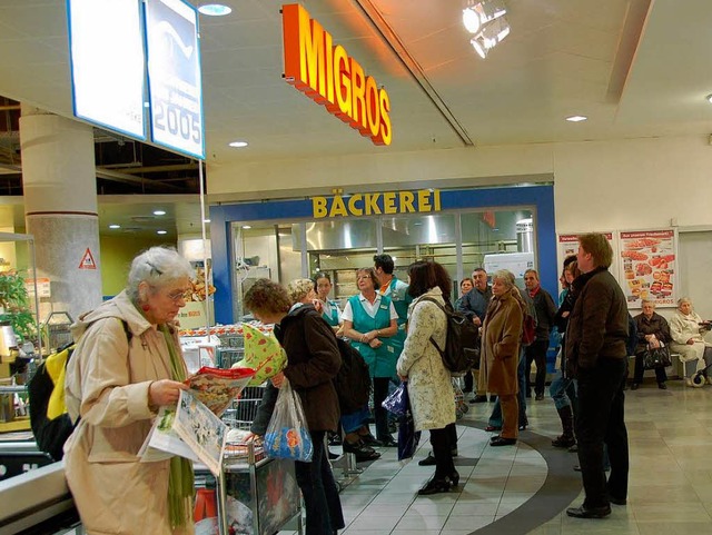 Zeitung lesen statt einzukaufen: Kunde...dem verschlossenen Eingang von Migros.  | Foto: Silke Kohlmann