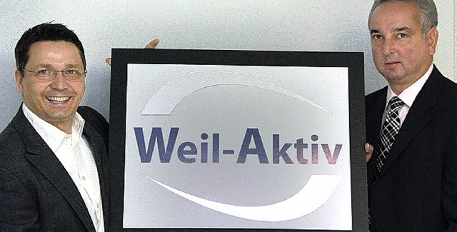 Vorsitzender  Markus Wiedemann (links)...ntieren das neue Logo von Weil-Aktiv.   | Foto: Lauber