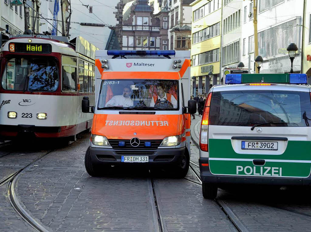 Rettungskrfte und Polizei in der Freiburger Fugngerzone. Auch viele Straenbahnen blieben stehen.