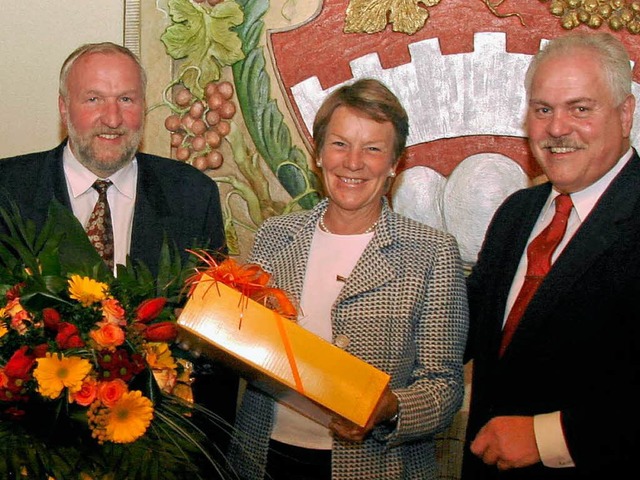 Brgermeister Gabriel Schweizer (recht...rau Ilka von Gleichenstein  Geschenke.  | Foto: Herbert Trogus