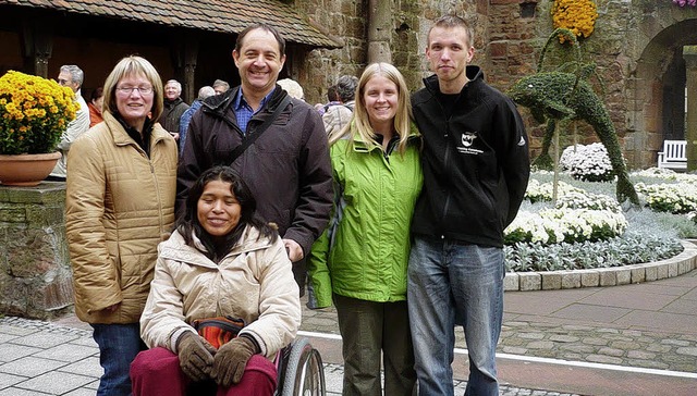 Elsa  Samudio (im Rollstuhl)  mit   (v...beim Besuch der Chrysanthema in Lahr.   | Foto: Dieter Fink