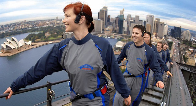 Einmaliger Ausblick auf Sydney: Bis au...ieren, tragen sie Anzge ohne Taschen.  | Foto: dpa