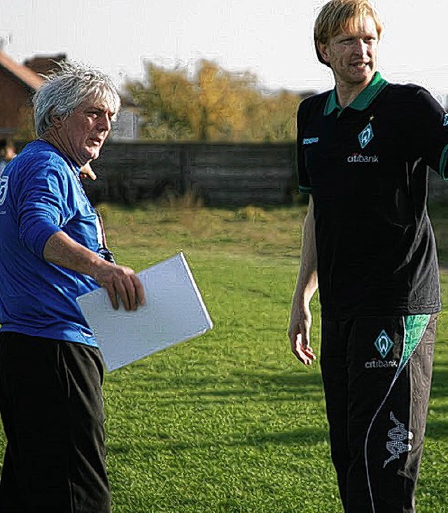 Engagierte Trainer im Kosovo: Willy Sc...ks) und der Bremer Bjrn Schierenbeck   | Foto: michelle willi