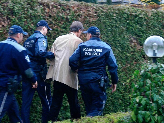 Der Angeklagte wird von Polizisten zum...gericht am Dienstag einen Augenschein.  | Foto: Valentin Zumsteg