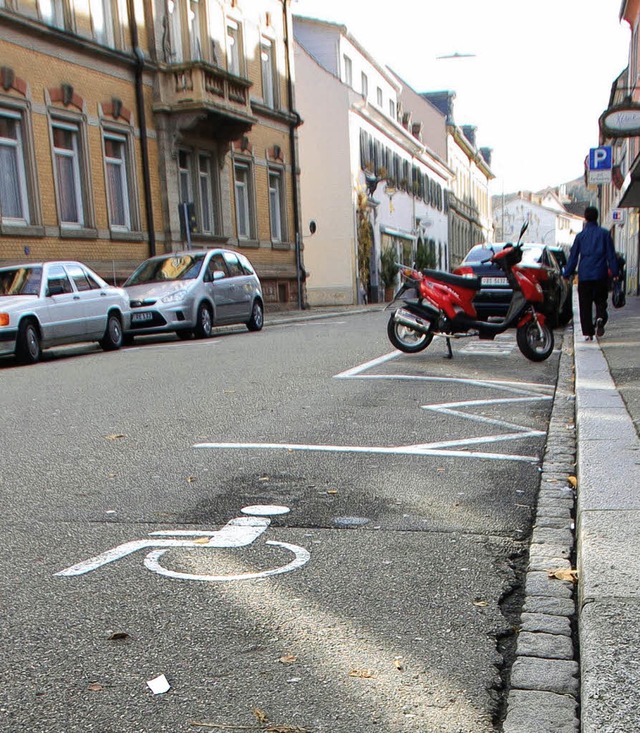 Behindertenparkplatz vor der VHS:  Die...ontrollen und das Ende der Kulanz an.   | Foto: Trenz