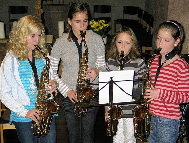 Nicht nur Jungs mgen Saxofon: Lena, J...pielten Swing und ein Weihnachtslied.   | Foto: Jutta Schtz