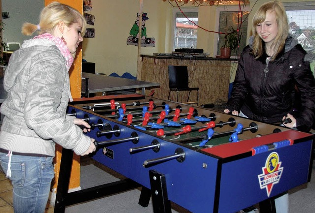 Alles im Griff: Julia  Knzle und Vanessa Brkle  beim Kickerduell.   | Foto: Jule Kiss