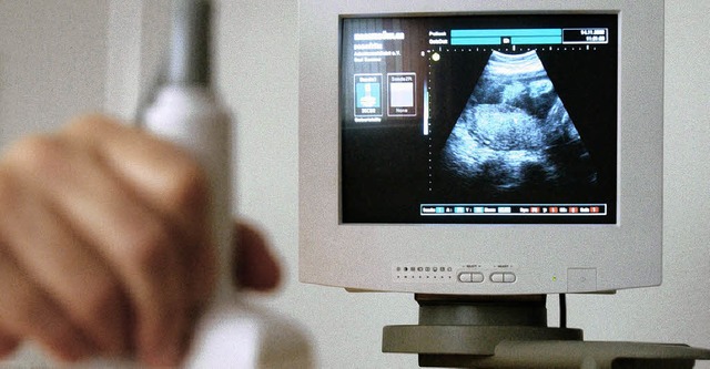 Ist das Kind  gesund? Bange Frage der Eltern beim Ultraschall   | Foto: DPA