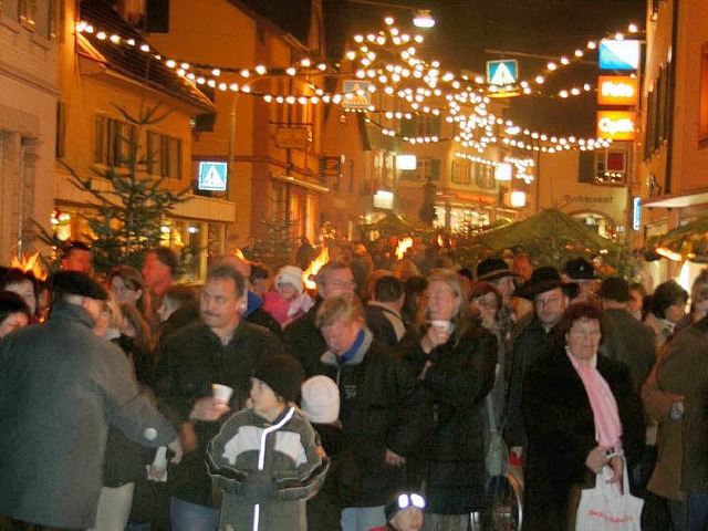 Volkfeststimmung herrscht in der Kande...e Weihnachtsstrae umgewandelt wird.    | Foto: Michael Raab