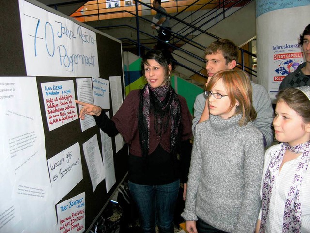 <Bildtext>Yvonne Eschbach erklrt, was...and zusammengetragen haben</Bildtext>.  | Foto: Haberer