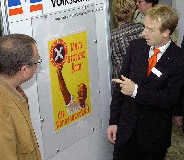 Dirk Schindelbeck (l.) und Martin Kopp...einem der ausgestellten alten Plakate.  | Foto: Schweizer