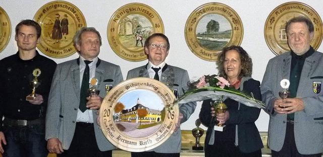 Die Gewinner des Knigschieen 2008: S...Schmidt und Wolfgang Baer (von links).  | Foto: privat