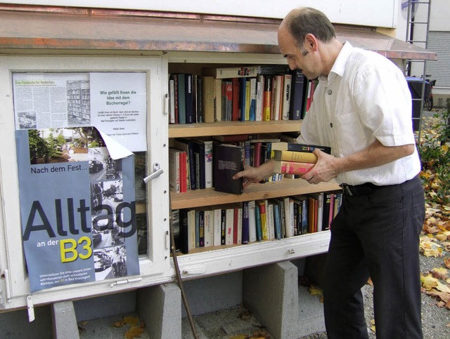 Friseurmeister Bernhard Pfefferle erg...ben seinem Geschft um weitere Werke.   | Foto: SUSANNE MLLER