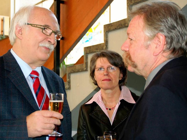 Reinhard Trstler (links) lsst mit ei...Sekt seine Lehrerttigkeit ausklingen.  | Foto: Erika Sieberts