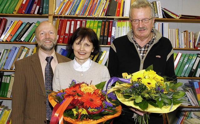 Zum Jubilum gab es Blumen von Klaus S...ller und Achim Rdiger (von links).    | Foto: Fssel