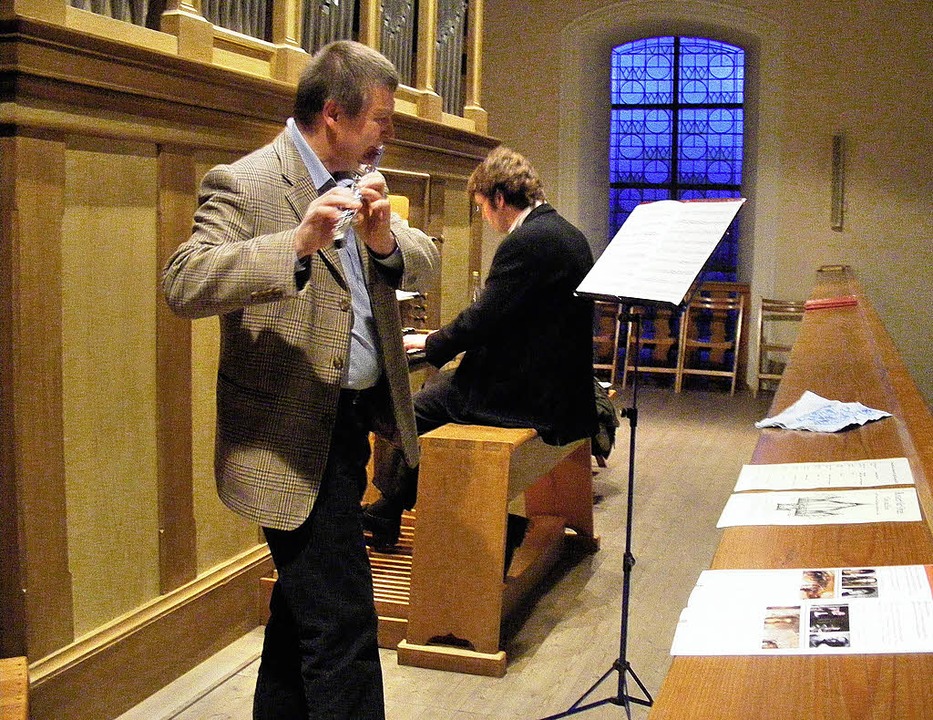 Peter Maier an der Orgel und  Georg Zi...trumentalen Part beim  Kirchenkonzert.  | Foto: Lisa Petznick