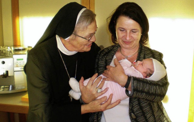 Schwester Frumentia und Monika Strau-...r Soziale Dienste mit dem Baby Mara.   | Foto: Weizenecker