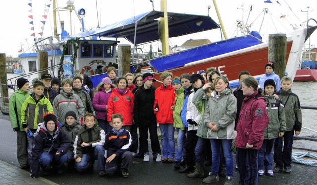 Bei einer Krabbenkutterfahrt  lie sic...der Landschulheimaufenthalt in Bsum.   | Foto: Privat