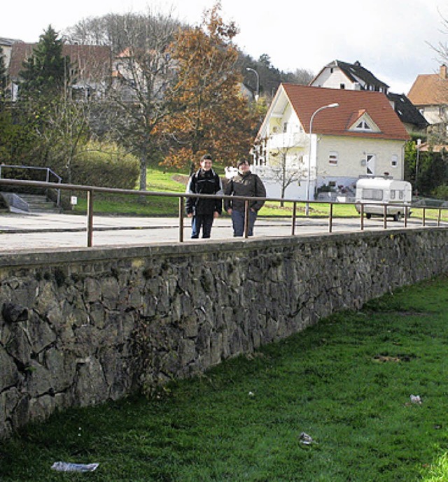 Die Sttzmauer am Bruggacker wird vora...Straensanierungskosten eingerechnet.   | Foto: BZ