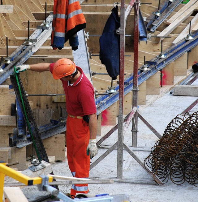 Wie beim Schiffsbau: Der Zimmermann richtet die Schalung aus.  | Foto: Ralf Staub