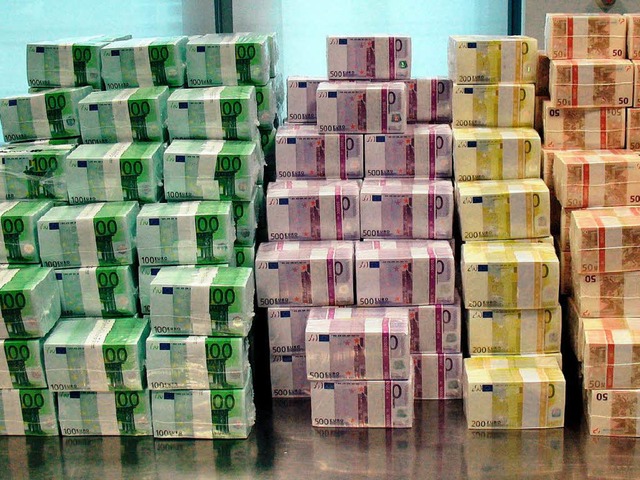 Stapelweise Geld haben die 51 Kommunen...rfgung: Die Kreisumlage wird gesenkt.  | Foto: dpa