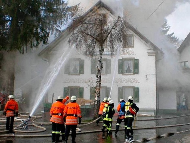 Die Feuerwehr war schnell zur Stelle, ...nnendes Hotel in Lenzkirch zu lschen.  | Foto: Polizei