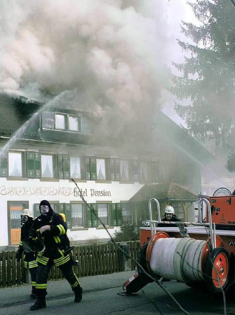 Der Dachstuhl des Hotel Schwörer brennt. Der Dachstuhl des Hotel Schwörer brennt.