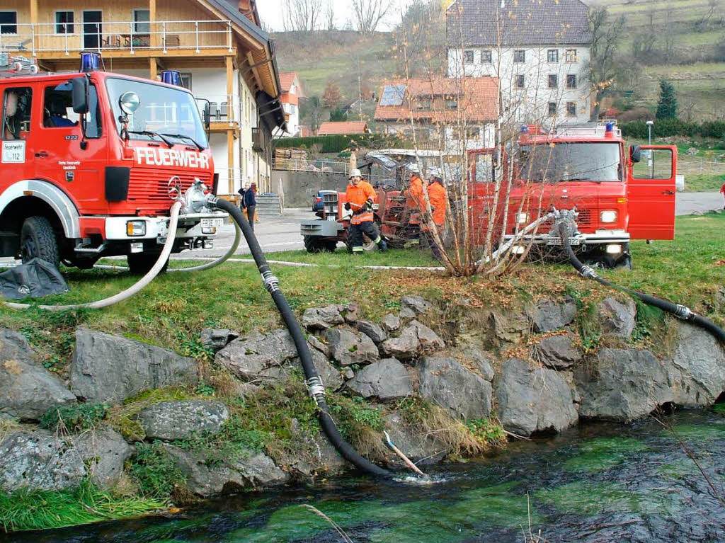 Nur wenige Meter entfernt wurde das Wasser aus der Haslach gepumpt. Nur wenige Meter entfernt wurde das Wasser aus der Haslach gepumpt.