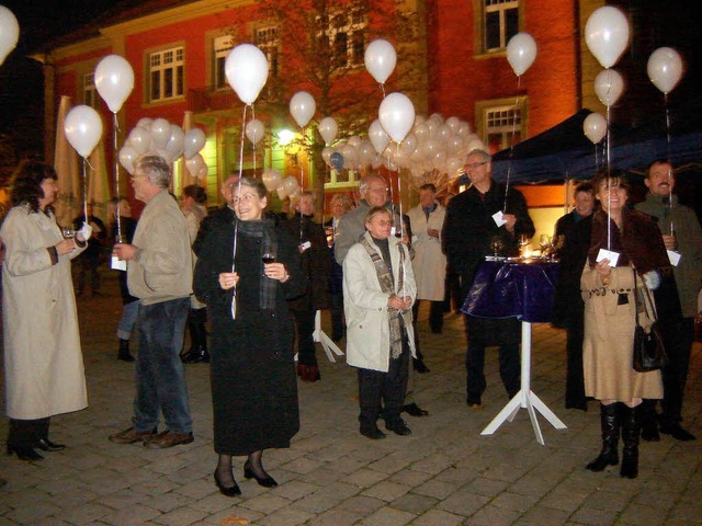 Hunderte von weie Luftballons lieen ...um Mllheimer Stadtjubilum  steigen.   | Foto: bianca flier