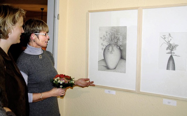 Lydia Zimmermann (rechts) bei der Erffnung der Ausstellung.  | Foto: Vitt