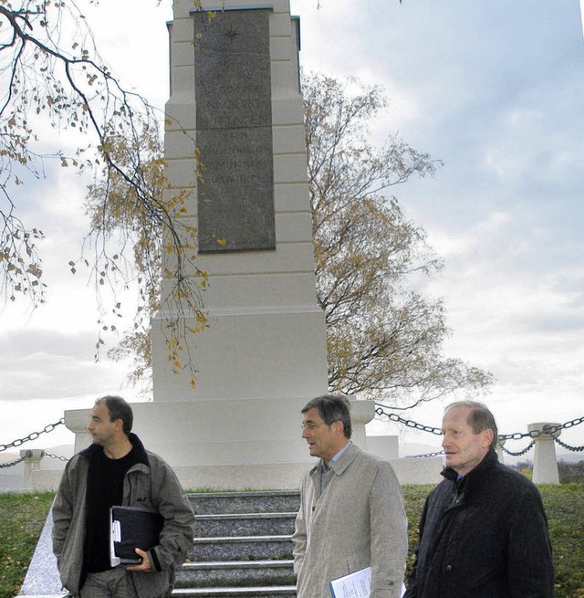 Marco Schmidle, Karl-Emil Riemensperge...on links) vor dem renovierten Denkmal.  | Foto: karlernst lauffer