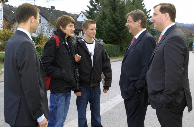 CDU-Bundestagskandidat Daniel Sander u...(links) im Gesprch mit Jugendlichen.   | Foto: Tanja Bury