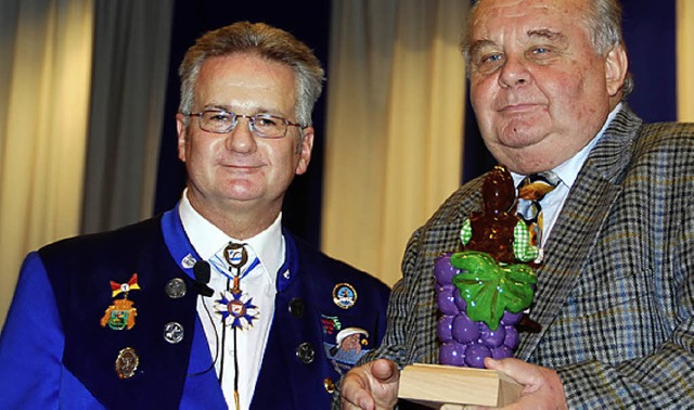 Klaus-Peter Klein ehrte   Manfred Hehl  (rechts).   | Foto: SEDLAK