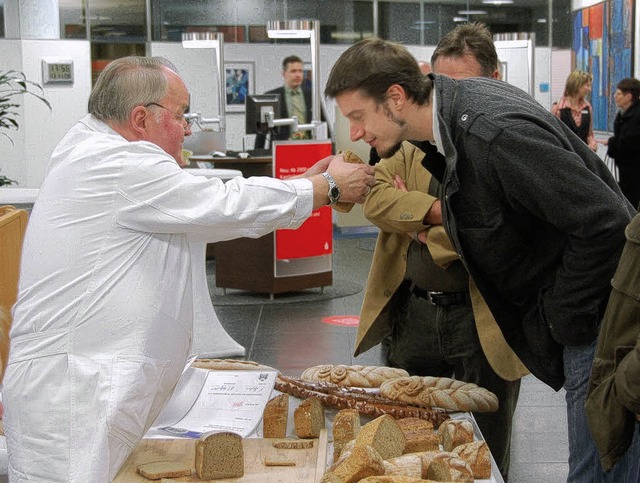 Bei der Brotprfung wurde der Besucher selbst zum Prfer.   | Foto: Oehler